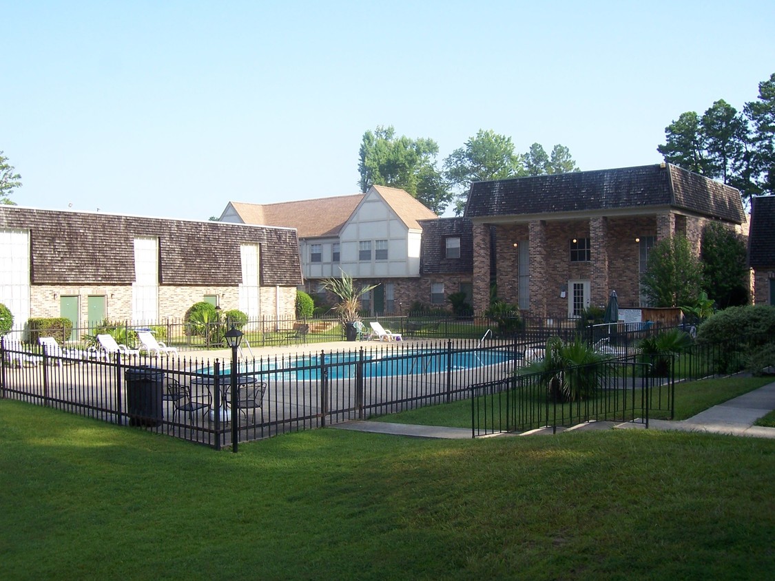 Piscina - Stratford Manor