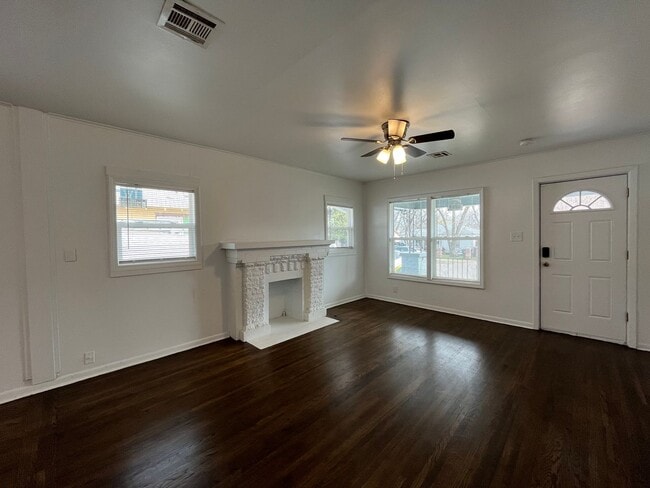 Building Photo - KW 3 bedroom 1 Full bath