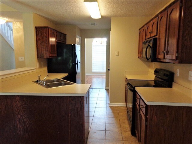 Building Photo - 2166 Greencliff Dr
