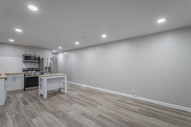 Foto del edificio - 392-394 Booth Rd