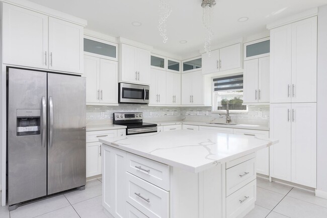 Building Photo - 1822 Sunset Dr