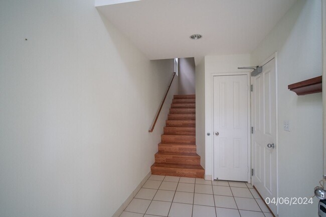 Building Photo - Gated Community & Prime Moanalua Location ...