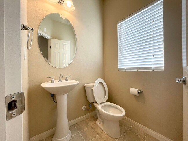 Foto del edificio - Beautiful 3 story single family house in C...