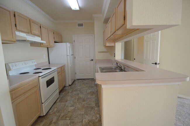 Foto del edificio - 1 bed/1 bath with Den in CARROLLWOOD AREA:...