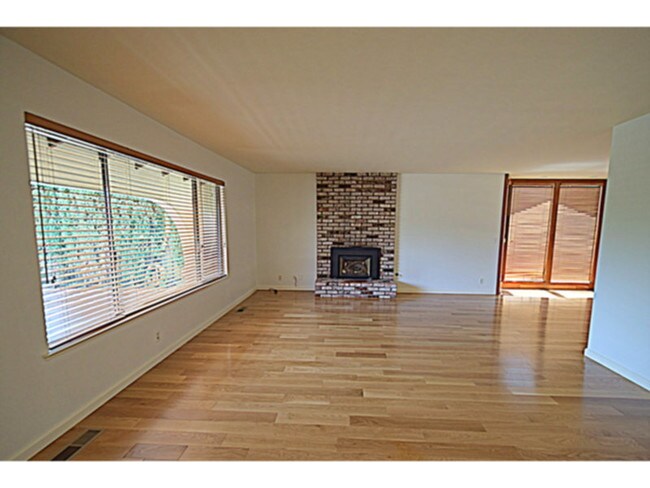 Building Photo - 1152 McClelland Dr