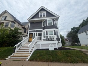 Building Photo - 329 W Chambers St