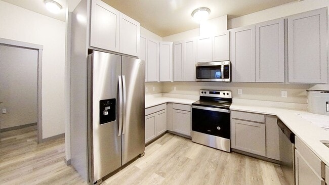 Building Photo - Newer 7 Bedroom 3 Bath unit!!!