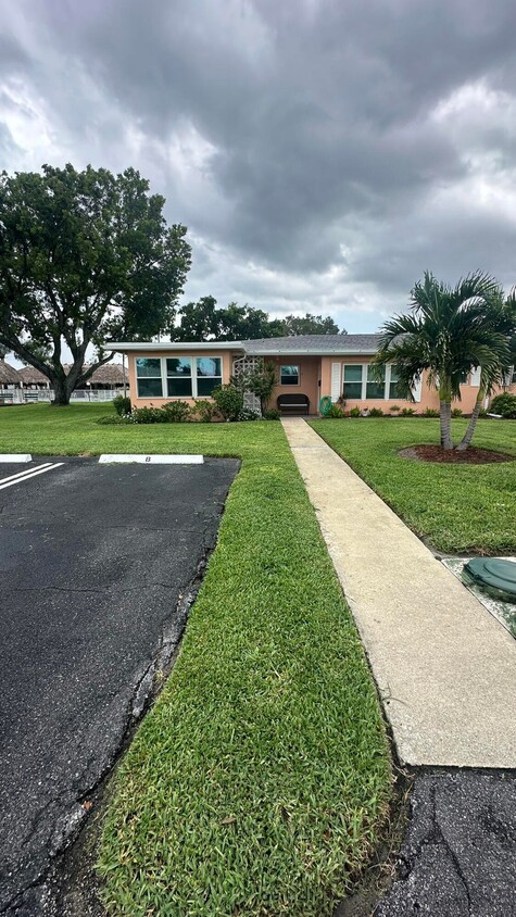 Foto principal - 240 N High Point Blvd