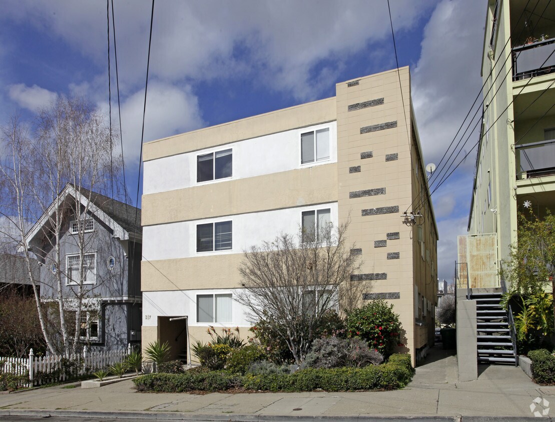 Foto del edificio - 317 Warwick Ave