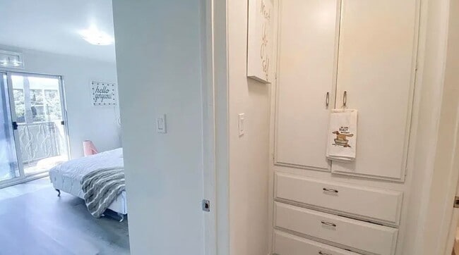 Building Photo - **1139 E Ocean Blvd #301 Long Beach** Upstairs 1 bedroom 1 bath !!2 weeks free OAC!!