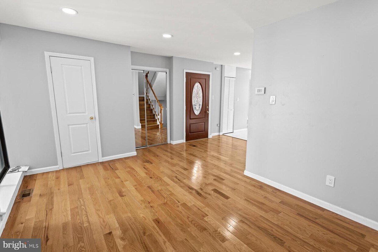 Primary Photo - 901 Lombard St