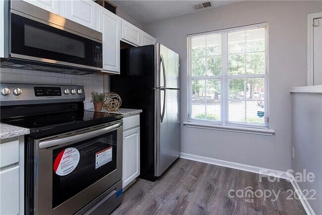 Building Photo - Charming 2BR Townhome in Charlotte
