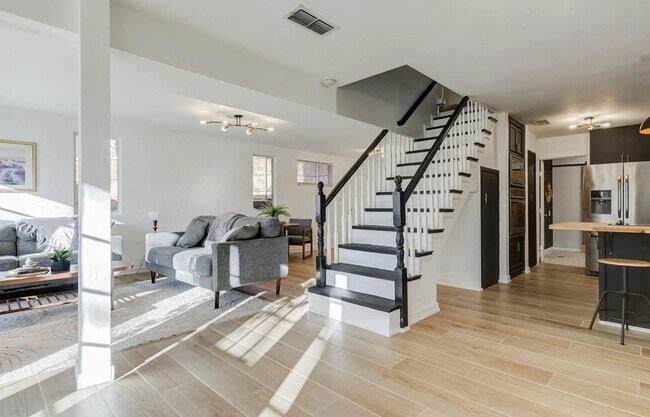 Building Photo - Lake Living!