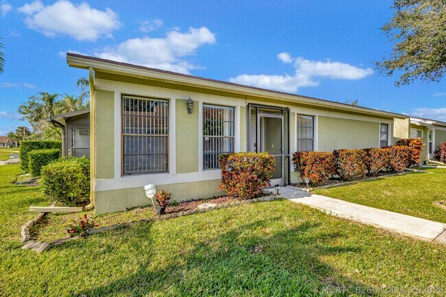 Foto del edificio - 4385 Willow Brook Cir
