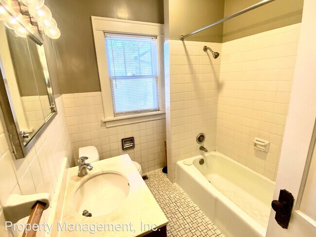 Building Photo - 4 br, 2.5 bath House - 1730 Lake St
