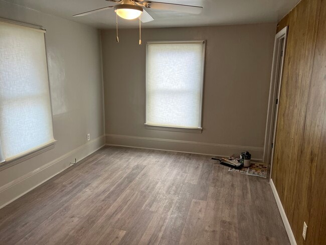 Living room - 861 W Wilbeth Rd