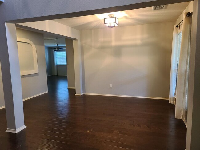 Building Photo - Gorgeous 4 Bed / 3 Bath in Block House Creek