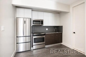 Building Photo - Spacious 2 Bed 1.5 Bath DUPLEX in Bed Stuy