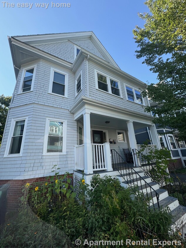 Foto principal - Davis Sq 5 Bedroom - 2 floors - Porches - ...