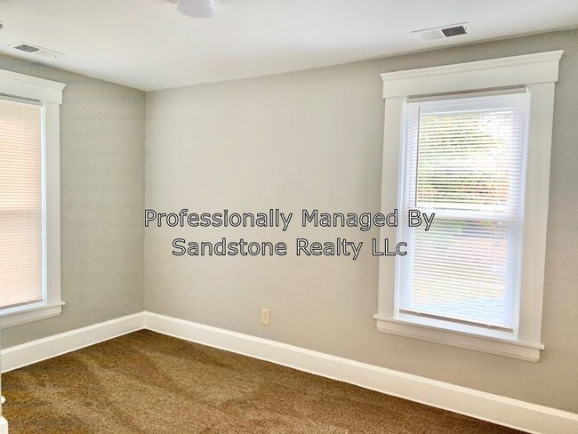 Building Photo - 2 Bedroom Duplex - All Utilities Included