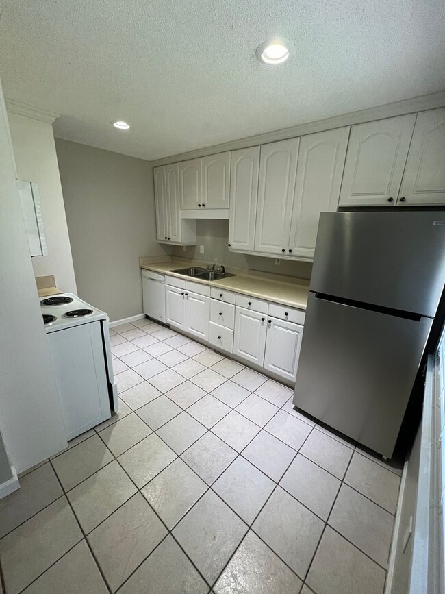 Photo - 2 Bed 1 Bath Near Campus! Water/Sewer/Trash Included In Rent!! Apartment