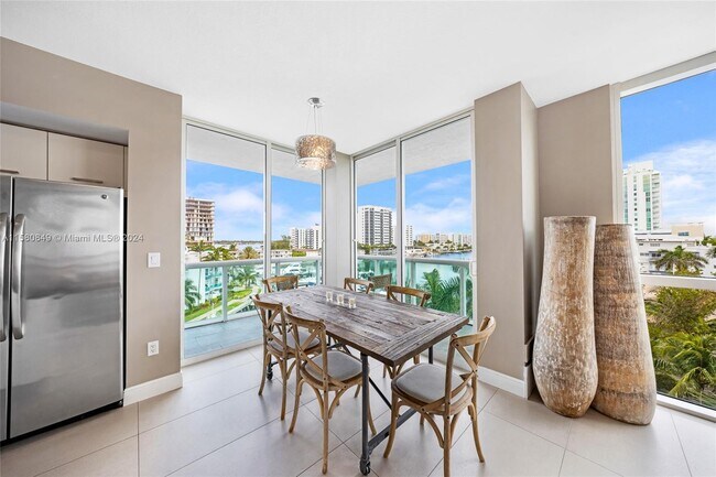 Foto del edificio - 7910 Harbor Island Dr