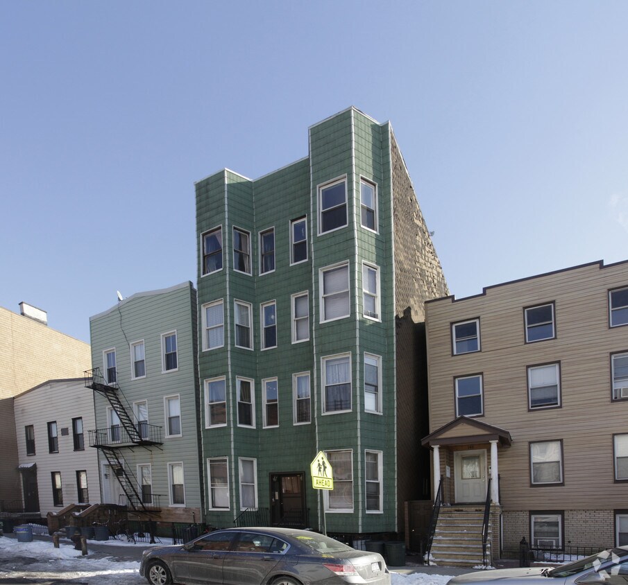 Primary Photo - 150 Calyer St