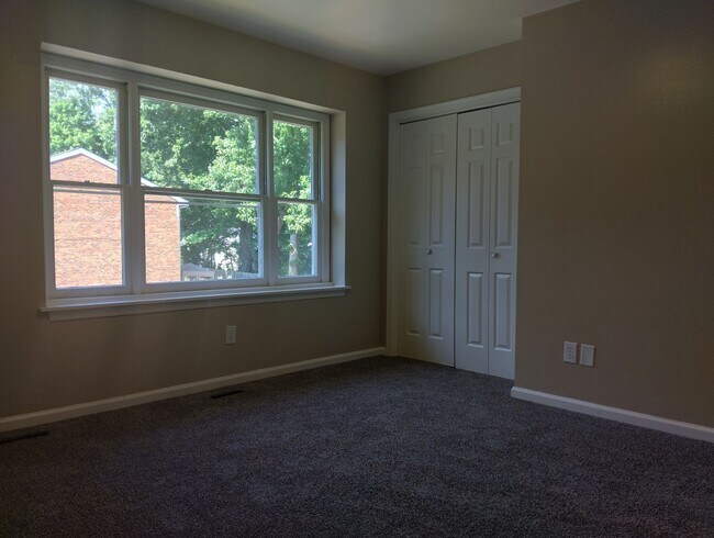 Building Photo - Spacious 2bd/1.5ba townhome