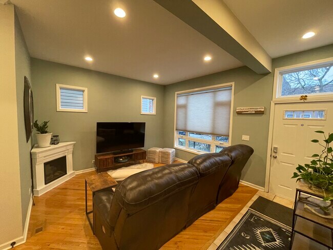 Sala de estar - 2717 N Artesian Ave