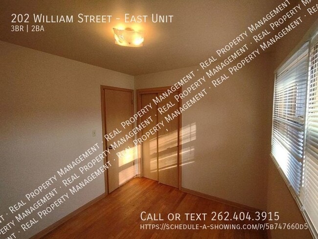 Building Photo - Three Bedroom, 1.5 bath Townhome