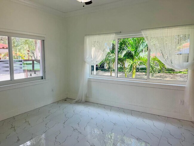 Foto del edificio - 16400 NW 82nd Ct