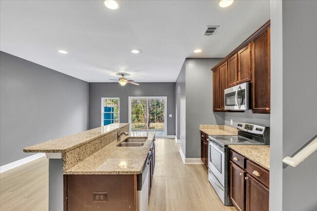 Foto del edificio - Richmond Hill- 3Br, 2 1/2 Bath Townhome