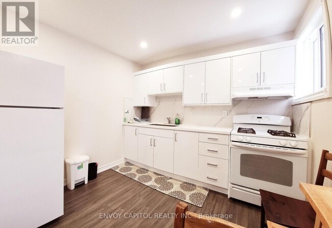 Building Photo - 309 Oakwood Ave