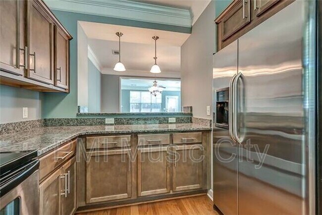 Photo - 2324 Knowles Ave Townhome