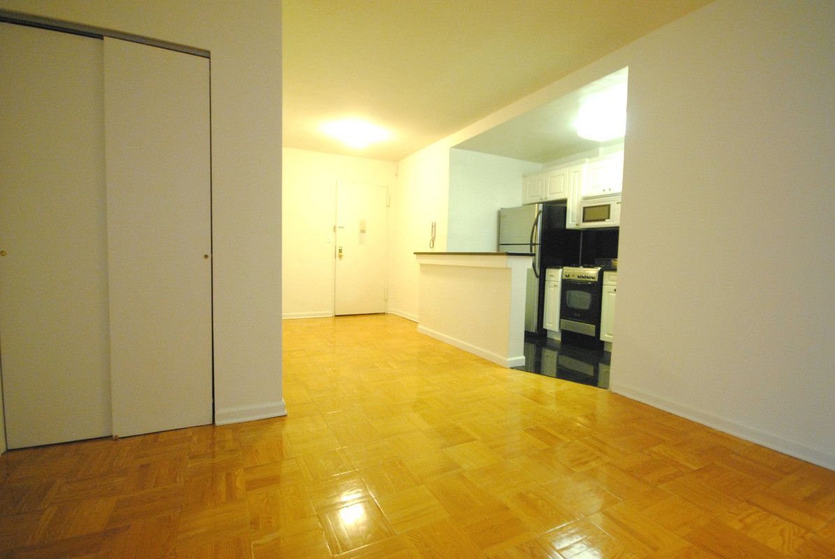 Primary Photo - 300 E 46th St