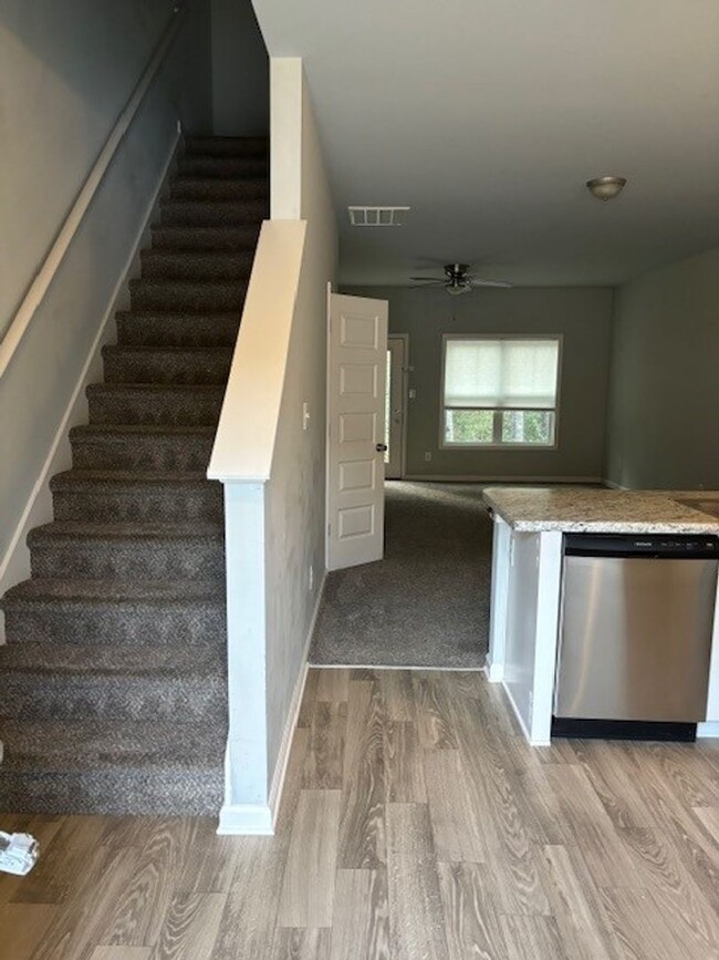 Building Photo - Beautiful 2 bedroom, 2.5 bath townhome Hol...