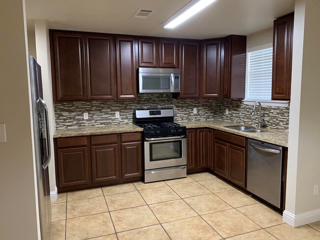 Building Photo - 218 S 6th St