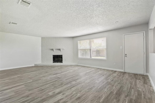 Building Photo - 1800 Cameo Dr
