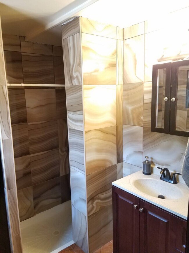 Foto del edificio - 1027 Hylan Blvd