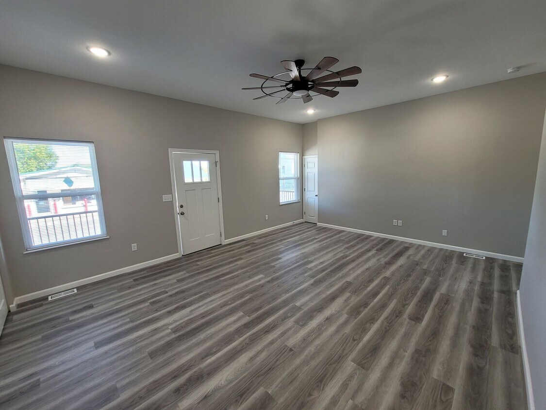 424 E Fifth St Unit 424 E. 5th, Apt A, Washington, MO 63090 Room for