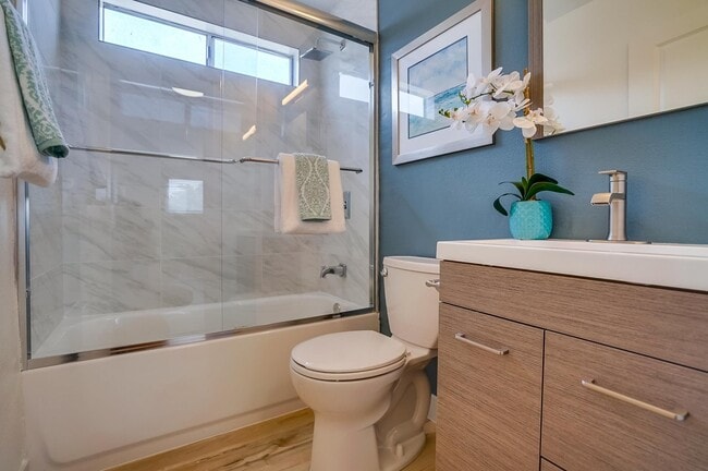 Building Photo - Spacious -2bd/1ba -$2,050.00 - LBC - Parki...
