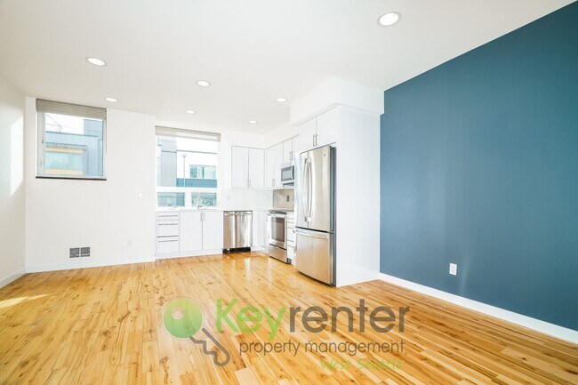 Foto del edificio - **Rent Special** Modern Two Bedroom Townhome with Designated Parking