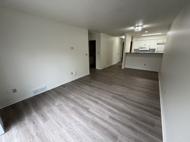 Building Photo - 395