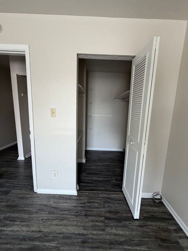 Foto del edificio - Spacious 1–3 Bedroom Apartments in South Louisville | Cedar Chase