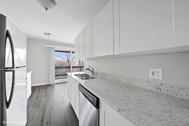 Foto del edificio - 5515 Lakeside Dr