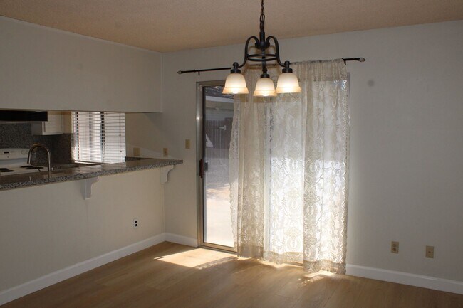 Foto del edificio - 6351 Chapel View Ln