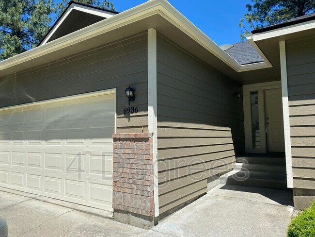 Building Photo - 6910-6936 N Old Fort Dr