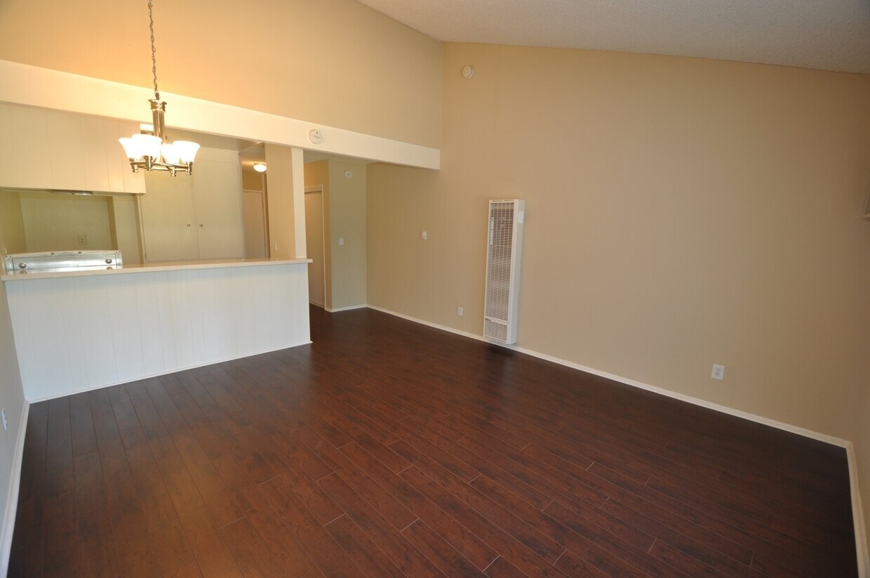 Primary Photo - Royal Garden Apartments