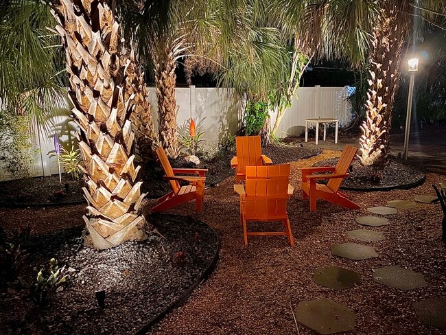 shared backyard area - 1527 1/2 Beach Dr SE