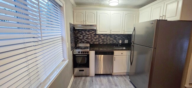 Building Photo - 21 Delmont Dr NE